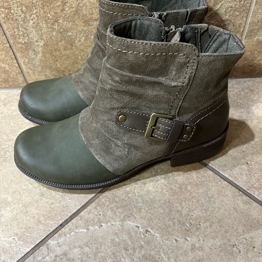 Earth Origins Leather & Suede Ankle Boots Phoenix Olive.